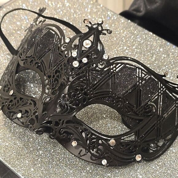 Dara Masquerade Black Rhinestone & Glitter Mask - Picture 3 of 5